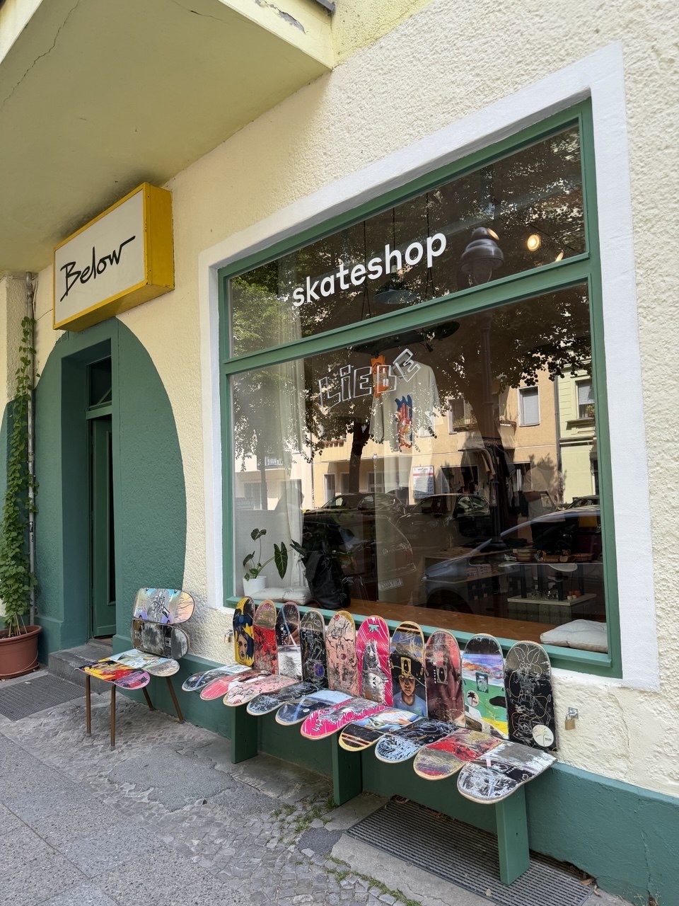 Below Skateshop Ladenfassade in der Warthestraße 67, Berlin-Neukölln, mit Skateboard-Decks als Deko im Schaufenster